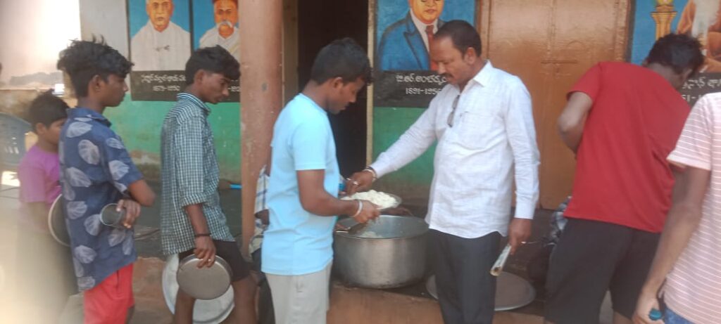 హాస్టల్లో విద్యార్థుల సమస్యలను కలెక్టర్ దృష్టికి తీసుకెళ్తాo…. డివిఎంసి మెంబర్ లింగాల నాగరాజు.