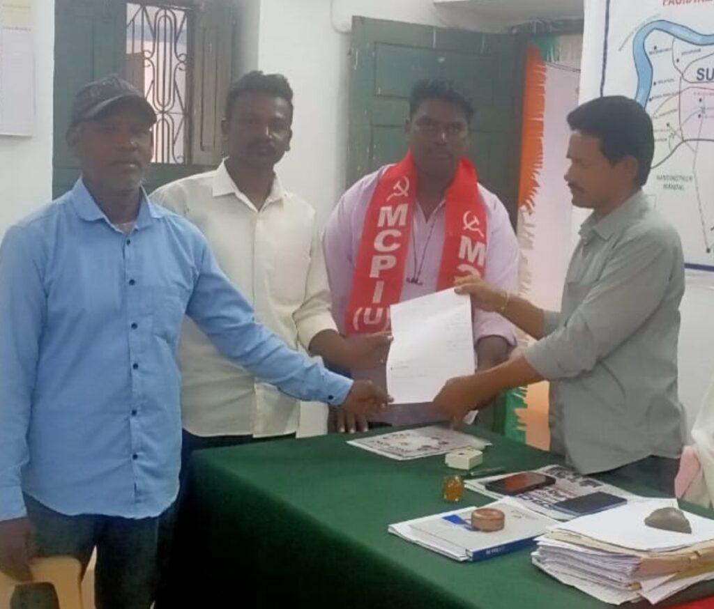 ఇంటి స్థలం గృహానికి 5 లక్షలు కొత్త రేషన్ కార్డు ఇవ్వాలని MRO కి  వినతి…