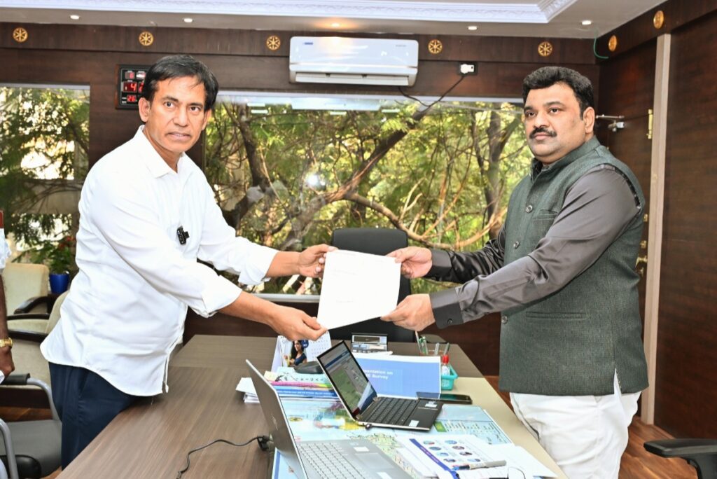 జగనన్న కాలనీపై విచారణ చేపట్టాలి. .. జిల్లా కలెక్టర్ రంజిత్ భాషకు వినతిపత్రం అందించిన ఎమ్మెల్యే డాక్టర్ పార్థసారథి